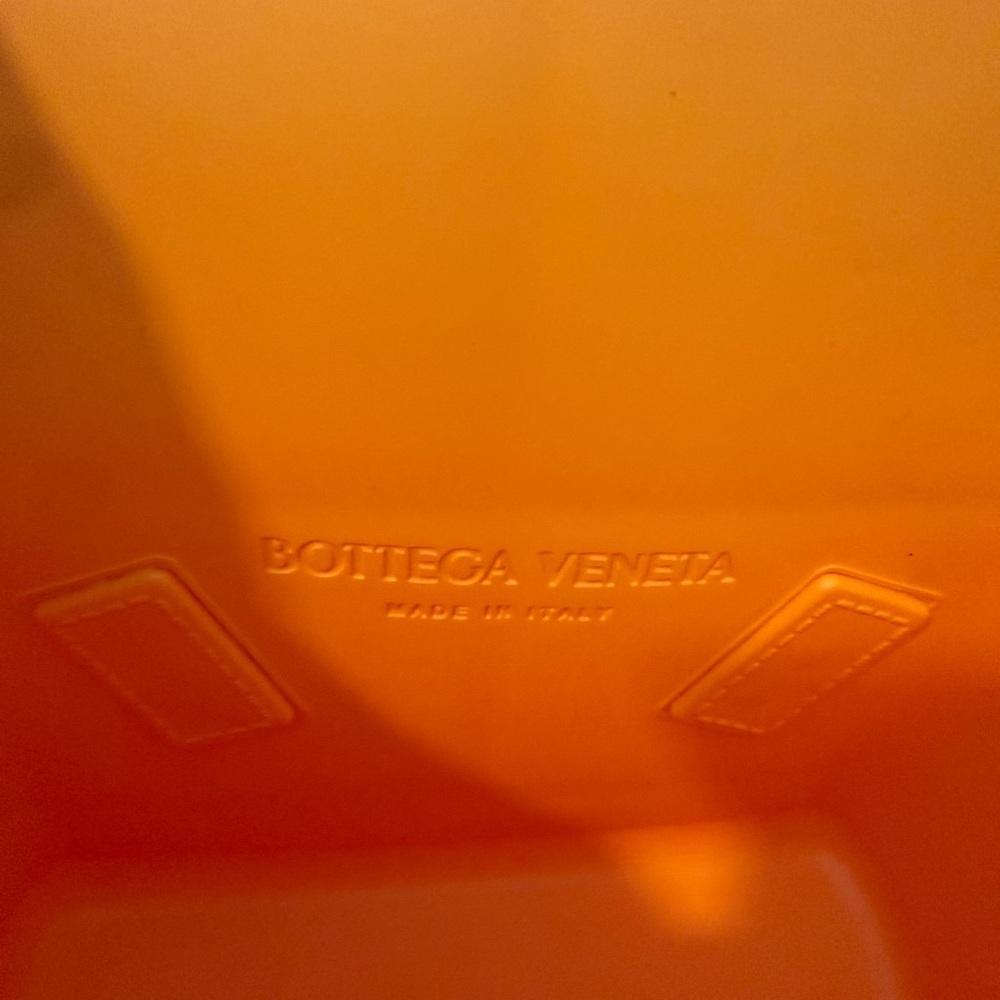 BOTTEGA VENETA
Rubber Maxi Intrecciato Mini
Arco Tangerine New - Picture 8 of 9